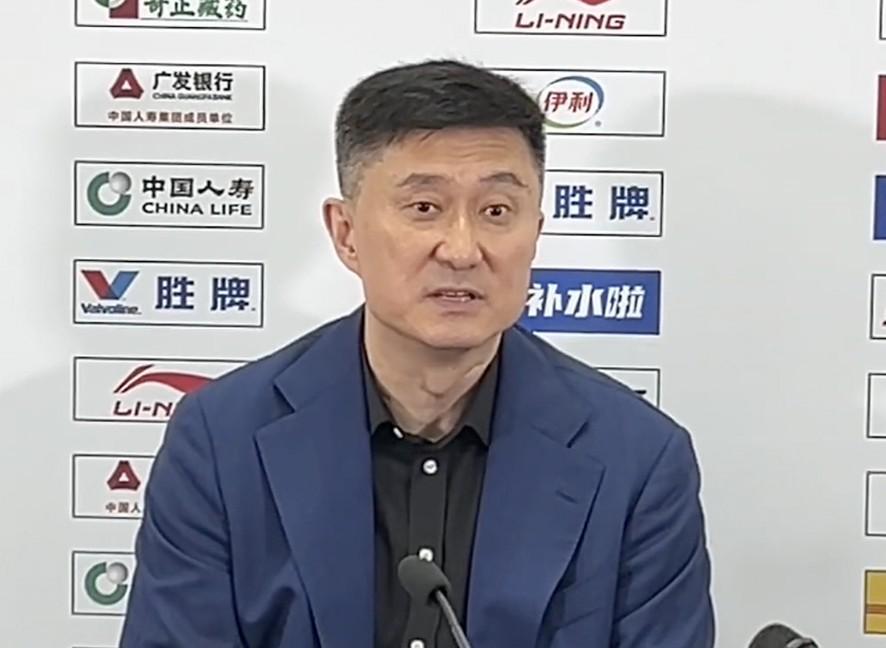 足球直播-杜锋：本赛季一路磕磕绊绊很不容易，感谢球员们对教练组的支持